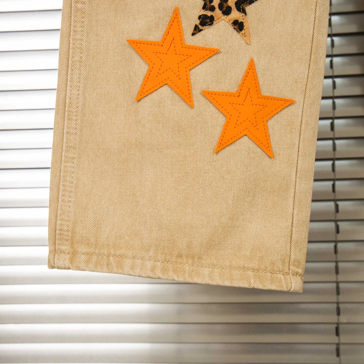 P280 Chrome Hearts khaki orange leopard print star couple jeans are a hot trend this season and are sought after by countless celebrities and fashionistas. The neat details of the cutting process add color to the playful fashion! The neat and meticulous design, and the well-fitting structure is unique. The upper body not only has outstanding recognition, but also looks younger and younger. A style with the ultimate wearing meaning and performance, gorgeous color matching, and the craftsmanship of this style is also extremely extraordinary. After the finished product is washed, it is disassembled and hand-made with sheepskin cross leather and then spliced ​​together to complete. The whole piece has too many craftsmanship to describe. It is decorated with patchwork cross flowers and high-waisted washed jeans! ! Absolutely high-end luxury product, a god-level single product, a super popular product, made with top heavy industry, a must-see magic weapon that can't be missed. Style number: 1828# Size: 30 32 34 36 Color: Khaki